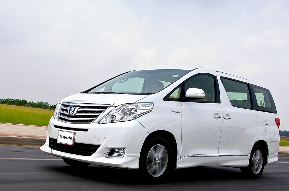 Отличается альфард. Toyota Alphard Hybrid. Toyota Alphard гибрид. Тойота альфард 1. Тойота альфард гибрид 2008.